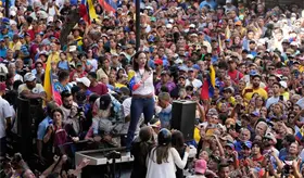 "Su entereza no fue en vano": Machado env&iacute;a mensaje a familiares de rehenes liberados