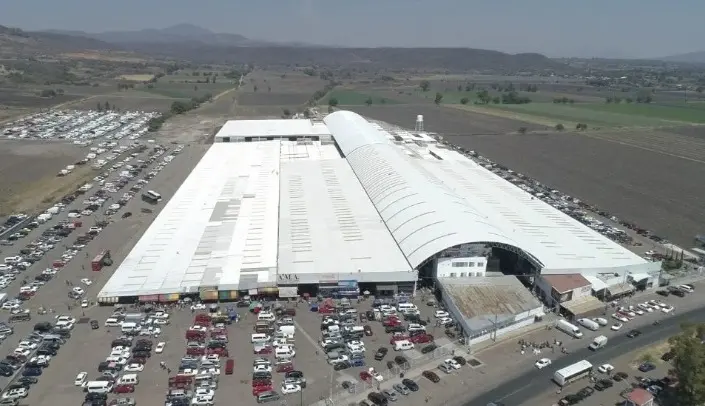 Presuntos integrantes del C&aacute;rtel Santa Rosa de Lima abandonan 4 cuerpos y atacan plaza textil en Michoac&aacute;n