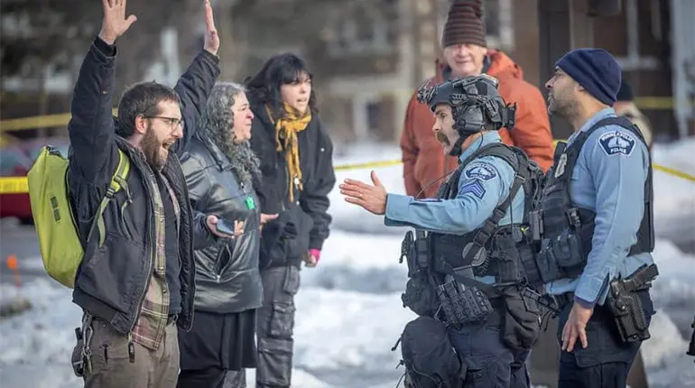 Detienen a 8 personas en protestas por muerte de mujer a manos de ICE en Minneapolis