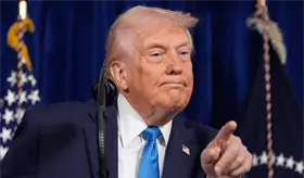 Trump llama "est&uacute;pidos" a senadores republicanos que votaron para limitar sus poderes militares