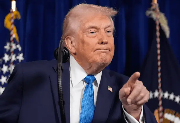 Trump llama "estúpidos" a senadores republicanos que votaron para limitar sus poderes militares