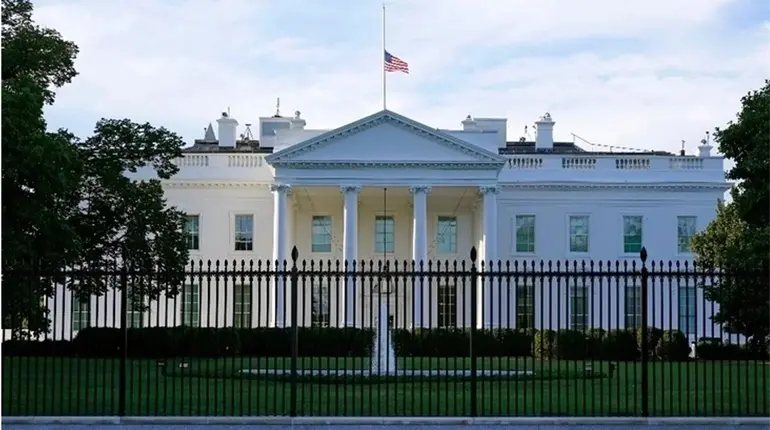 Casa Blanca defiende decisi&oacute;n de demoler Ala Este y construir sal&oacute;n de baile