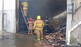 Incendio de bodega en Ecatepec provoca desalojo de 300 personas