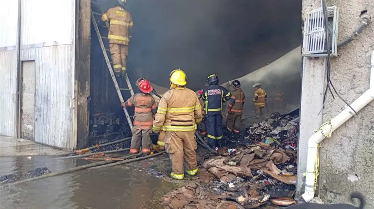 Incendio de bodega en Ecatepec provoca desalojo de 300 personas