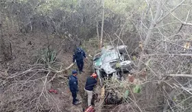 Edil de Huatulco sufre accidente; camioneta en la que viajaba cae a barranco