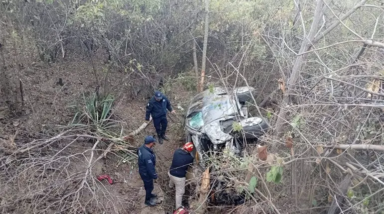 Edil de Huatulco sufre accidente; camioneta en la que viajaba cae a barranco