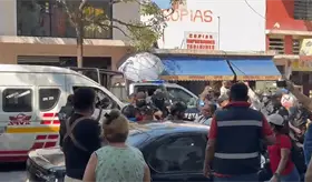 Ambulantes y polic&iacute;as se enfrentan en inmediaciones del &acute;Pino Su&aacute;rez&acute;