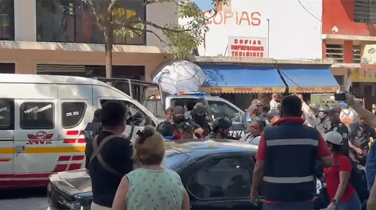 Ambulantes y polic&iacute;as se enfrentan en inmediaciones del &acute;Pino Su&aacute;rez&acute;