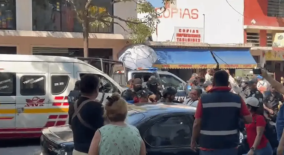 Ambulantes y policías se enfrentan en inmediaciones del ´Pino Suárez´