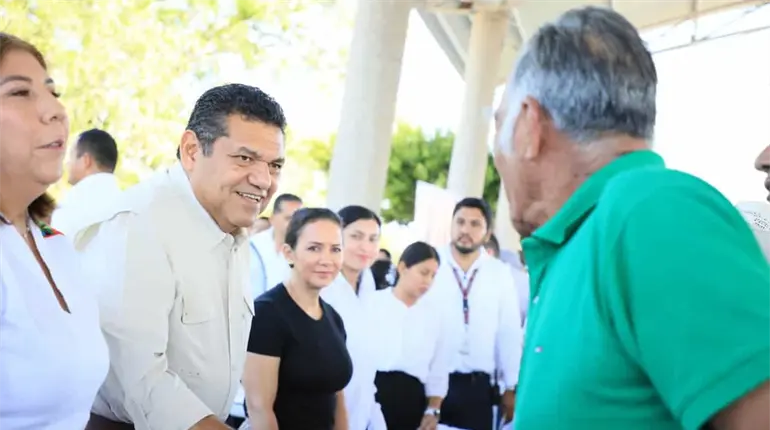 Javier May anuncia los primeros 100 cr&eacute;ditos a la palabra en Huimanguillo