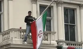 Hombre trepa al balc&oacute;n de la embajada iran&iacute; durante protesta en Londres
