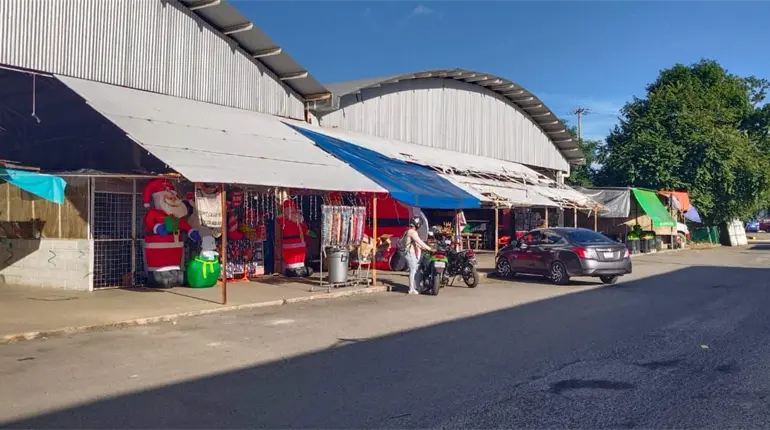 Mercado de Casa Blanca &acute;s&iacute; tiene lo que los comerciantes necesitan&acute;, responde Centro a ambulantes