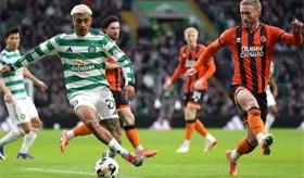 Juli&aacute;n Araujo recibe primera titularidad en goleada del Celtic