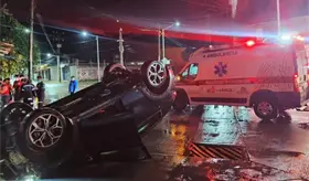 Dos lesionados, deja aparatosa volcadura de carro en Macuspana