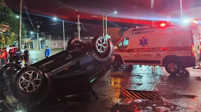 Dos lesionados, deja aparatosa volcadura de carro en Macuspana