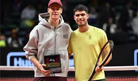 Alcaraz vence a Sinner en juego de exhibici&oacute;n, previo al Australian Open