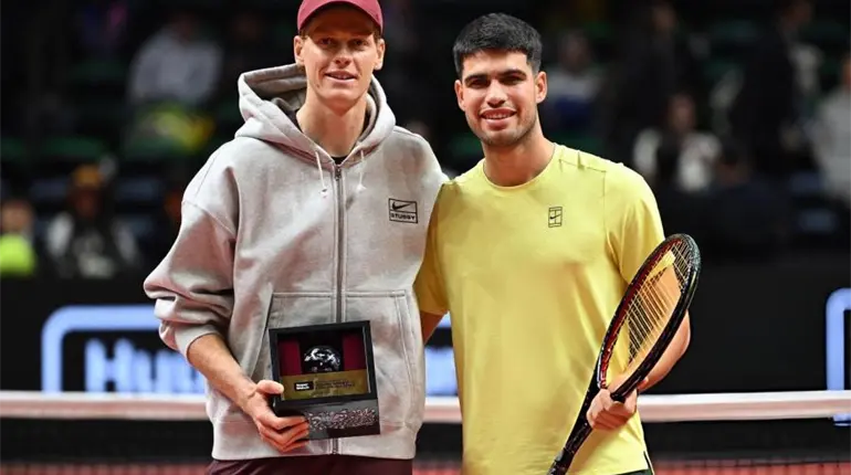 Alcaraz vence a Sinner en juego de exhibici&oacute;n, previo al Australian Open