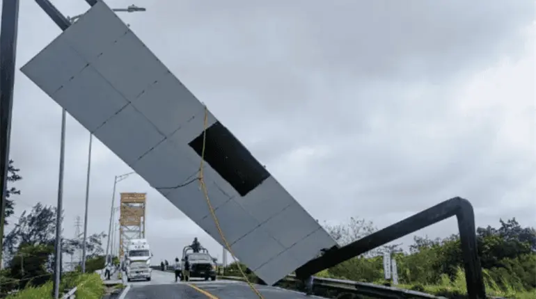 Vientos del FF27 colapsan estructura en Puente Coatzacoalcos I