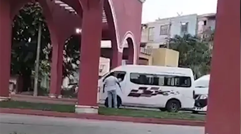 Captan a conductores de "combi" discutir en la salida del Fraccionamiento Bicentenario