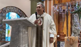 Pap&aacute;s que no bautizan a sus hijos son "irresponsables": Padre tiktokero