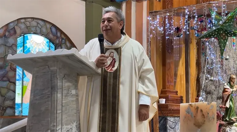 Padre Camacho llama "irresponsables" a padres que no bautizan a sus hijos