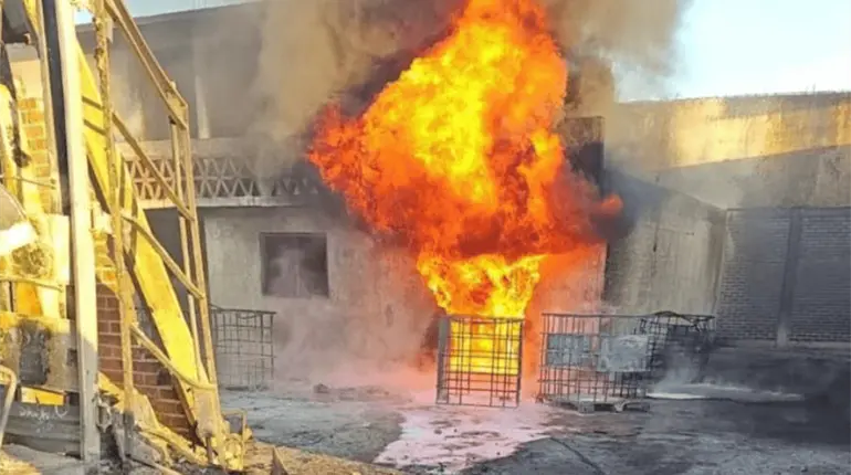 Fuerte incendio en bodega con "huachicol" deja 4 heridos y da&ntilde;os en casas y veh&iacute;culos en Michoac&aacute;n