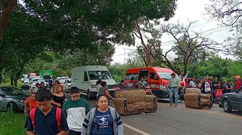 Bloquean carretera Villahermosa -Teapa por falta de agua