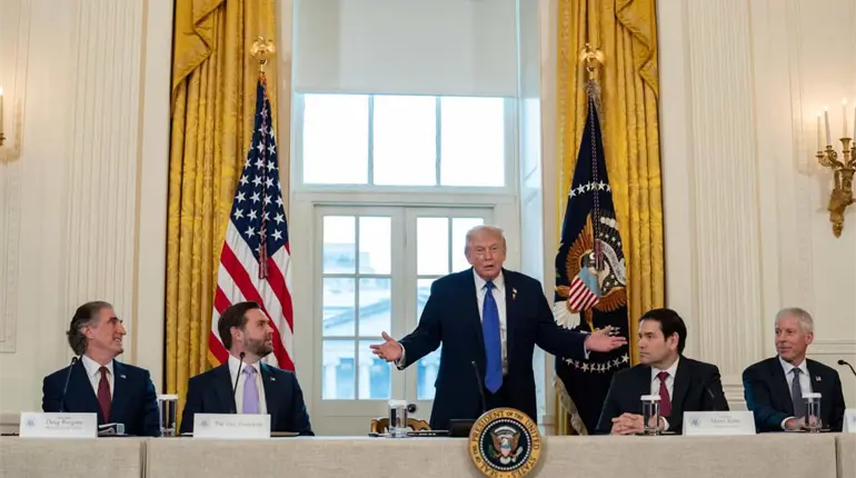 Trump anuncia aranceles del 25% a pa&iacute;ses que tengan negocios con Ir&aacute;n