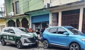 Choca patrulla de polic&iacute;a vial en C&aacute;rdenas contra veh&iacute;culo estacionado
