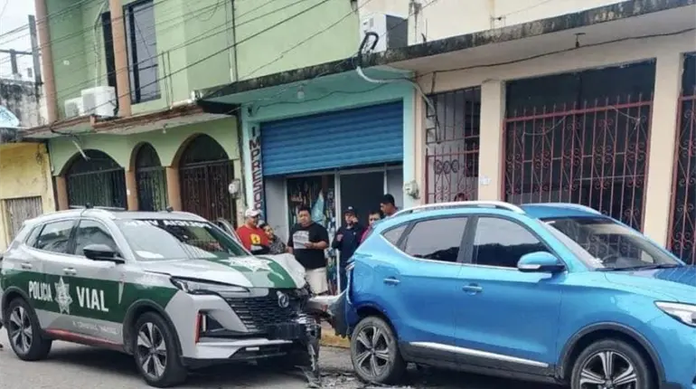 Choca patrulla de polic&iacute;a vial en C&aacute;rdenas contra veh&iacute;culo estacionado
