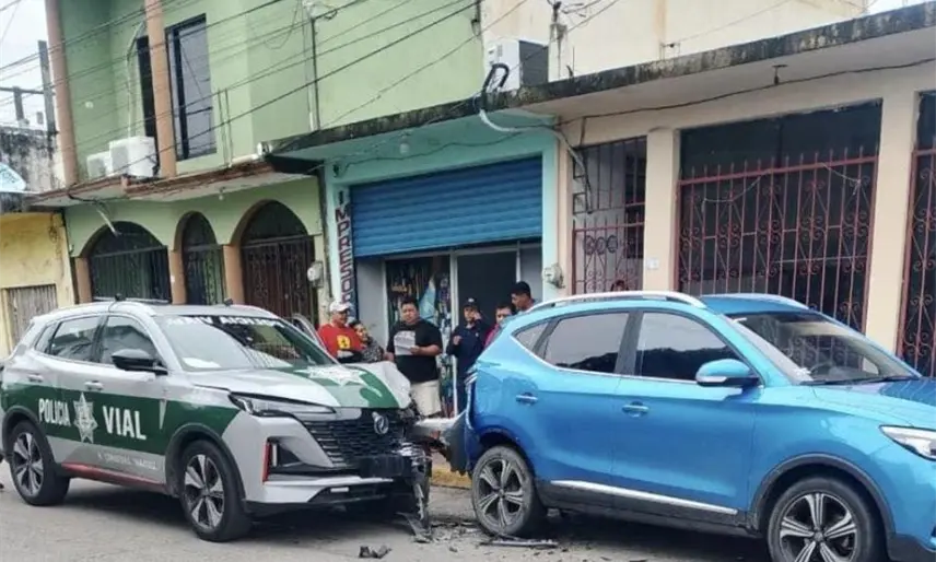 Choca patrulla de policía vial en Cárdenas contra vehículo estacionado