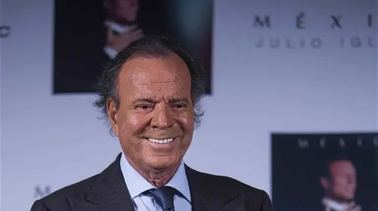 Julio Iglesias es acusado de agresiones sexuales contra exempleadas dom&eacute;sticas