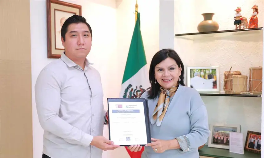 Centro recibe constancia de refrendo del Registro Nacional de Archivos