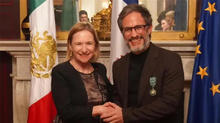 Recibe Gael Garc&iacute;a Orden de las Artes y las Letras del Ministerio de Cultura en Francia