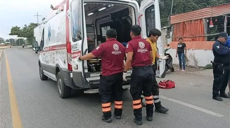 Motocicleta se parte en dos en accidente con camioneta en Frontera