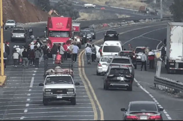 Comunidad ind&iacute;gena toma carreteras para exigir agua potable; acusan simulaci&oacute;n con el Plan Michoac&aacute;n