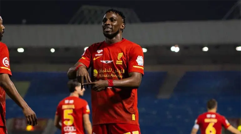 En 14 minutos, Juli&aacute;n Qui&ntilde;ones anota un hat-trick en goleada del Al Qadisiya