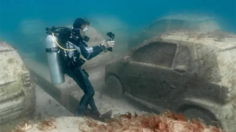 Artista sumerge decenas de "autom&oacute;viles" en Miami Beach