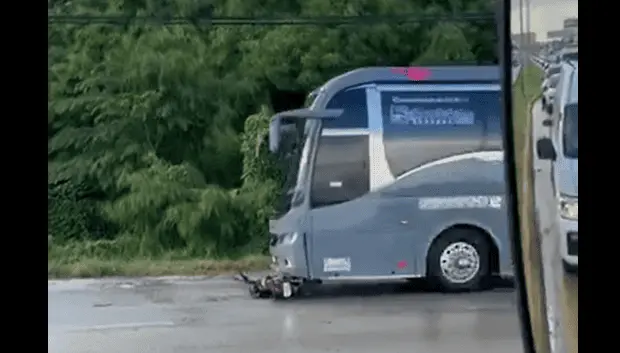 Autob&uacute;s tur&iacute;stico arrolla a motociclistas en Canc&uacute;n