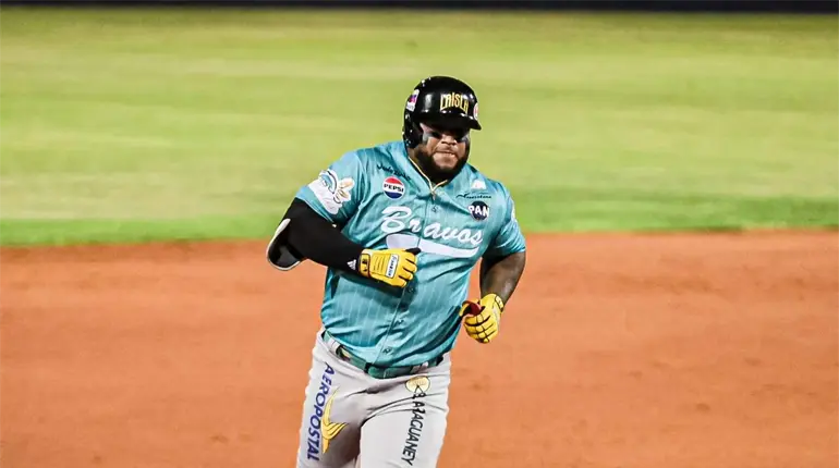 Wilson Garc&iacute;a es presentado como nuevo jugador de Sultanes de Monterrey