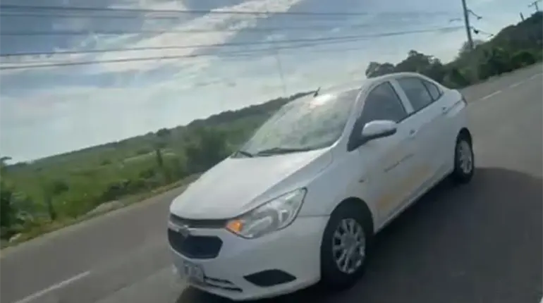 Veh&iacute;culo de grupo Carso se le cierra en la carretera a familia en la Villahermosa-Teapa