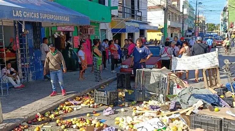 Intento de decomiso en Centro termina en conflicto con comerciantes
