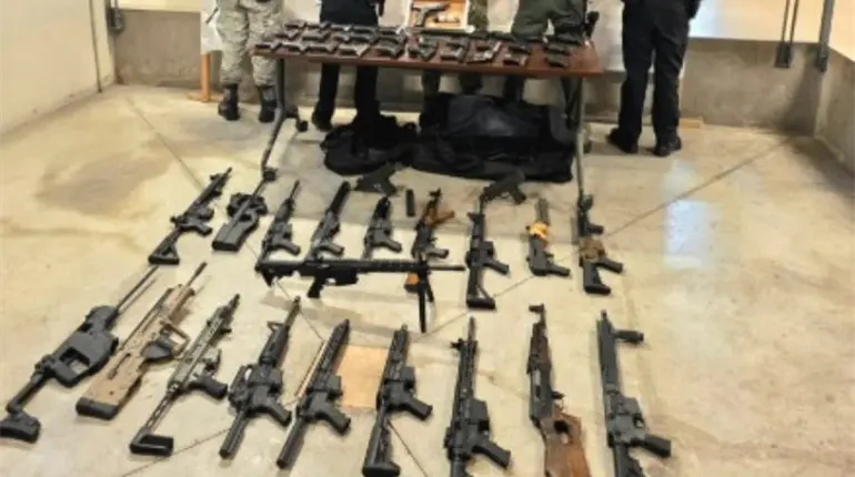 Aseguran veh&iacute;culo en Baja California con m&aacute;s de 50 armas en su interior