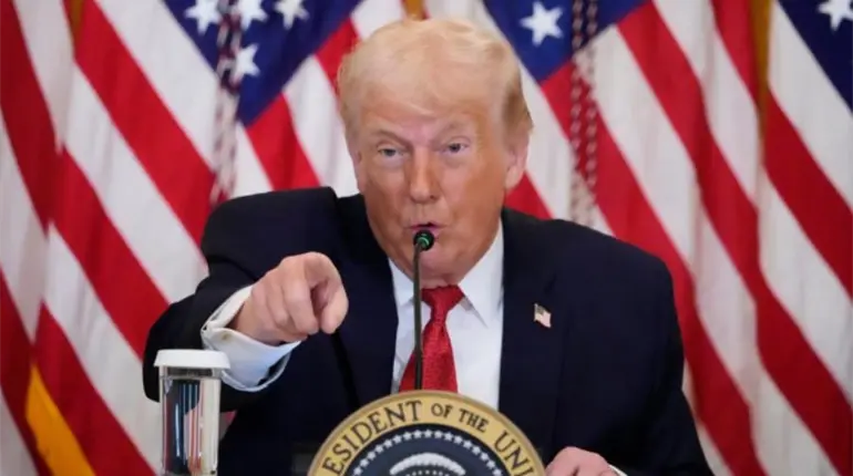 Amenaza Trump con aranceles a pa&iacute;ses que no respalden su intento de tomar Groenlandia