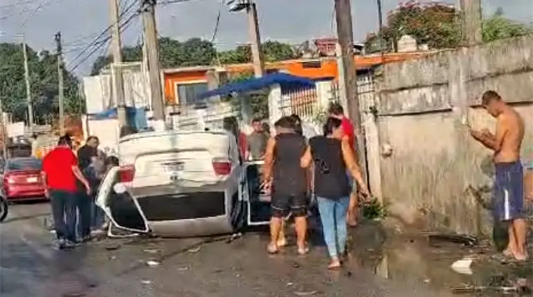 Coche termina con las llantas arriba tras accidente en la Villahermosa-La Isla