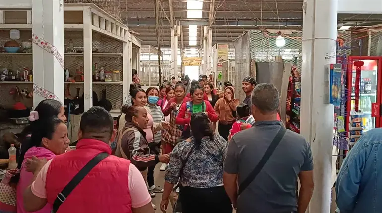 Anuncian ambulantes que vender&aacute;n a la mano alrededor del Pino Su&aacute;rez