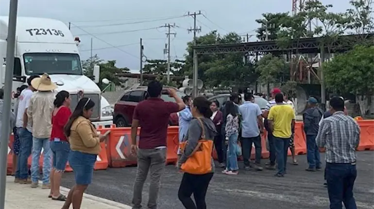 Pobladores protestan por incumplimiento de obras prometidas por la SICT en el Ejido Buenavista Puxcat&aacute;n