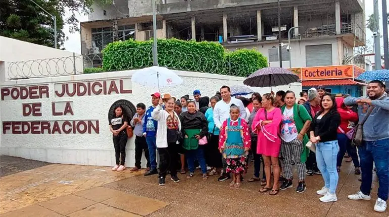 Con apoyo del PRI estatal, ambulantes interponen amparo ante el PJF