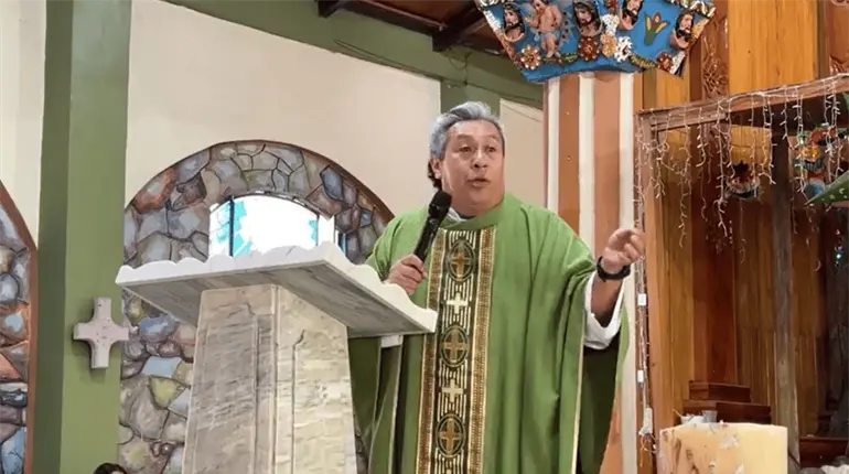 A retomar los juramentos que se han hecho en la vida con Dios, la familia y la profesi&oacute;n: Padre tiktokero