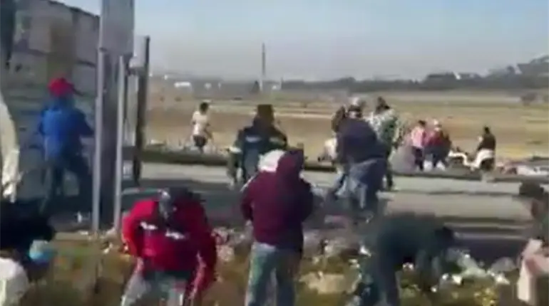 Vuelca tr&aacute;iler con jugos y lo rapi&ntilde;an en carretera de Hidalgo